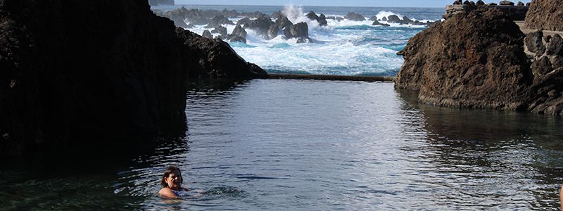 Naturliga laguner innanfr ett stormigt hav p Madeiras nortkust, Porto Moniz.